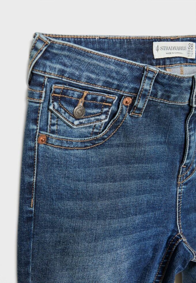 D04 Lavt sittende Flared jeans