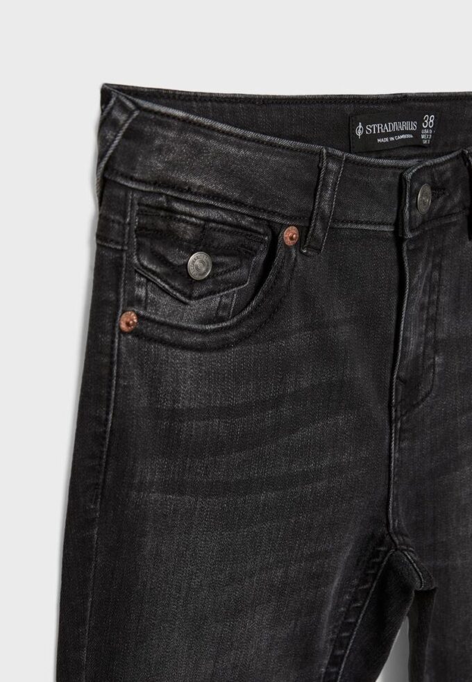 D04 Lavt sittende Flared jeans