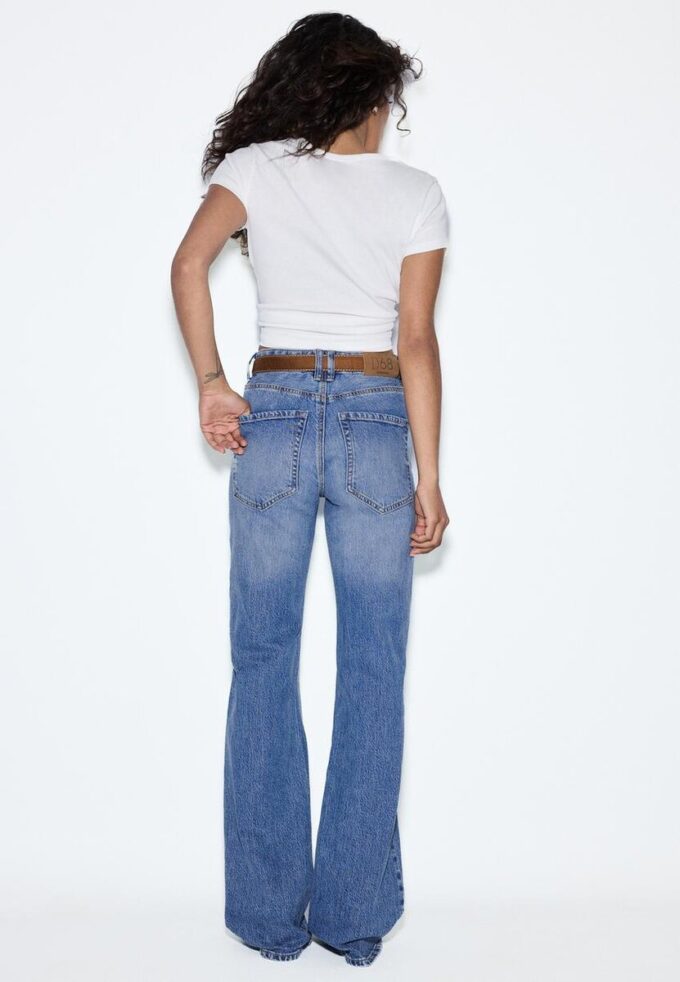 D68 Boot-Cut-jeans med belte
