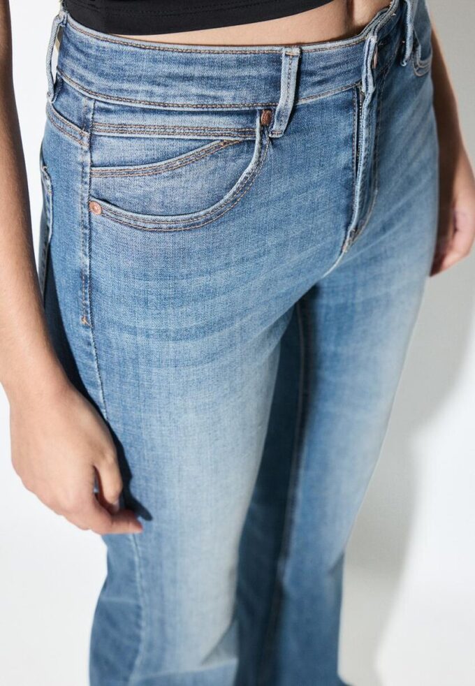 D74 Bell Bottom Stretch Slit Jeans