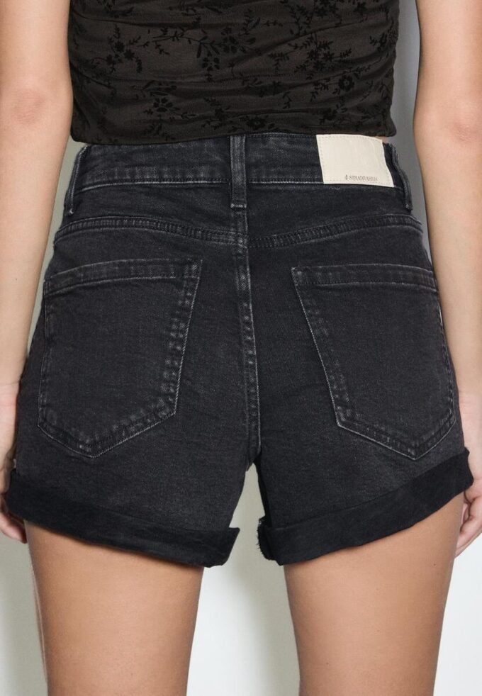 D85 Slim Mom Fit Shorts