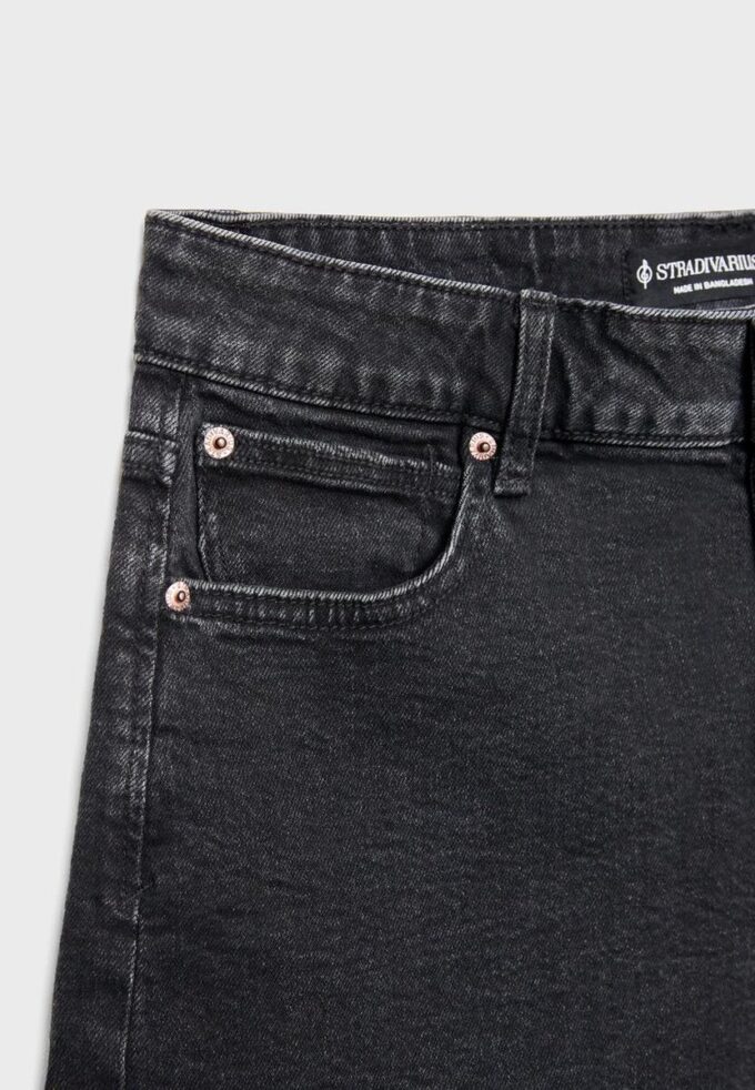 D85 Slim Mom Fit Shorts