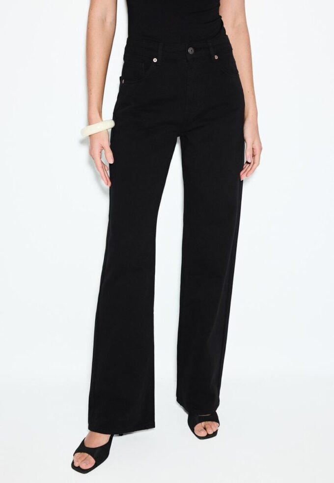 D92 Jeans med rett, vid ben