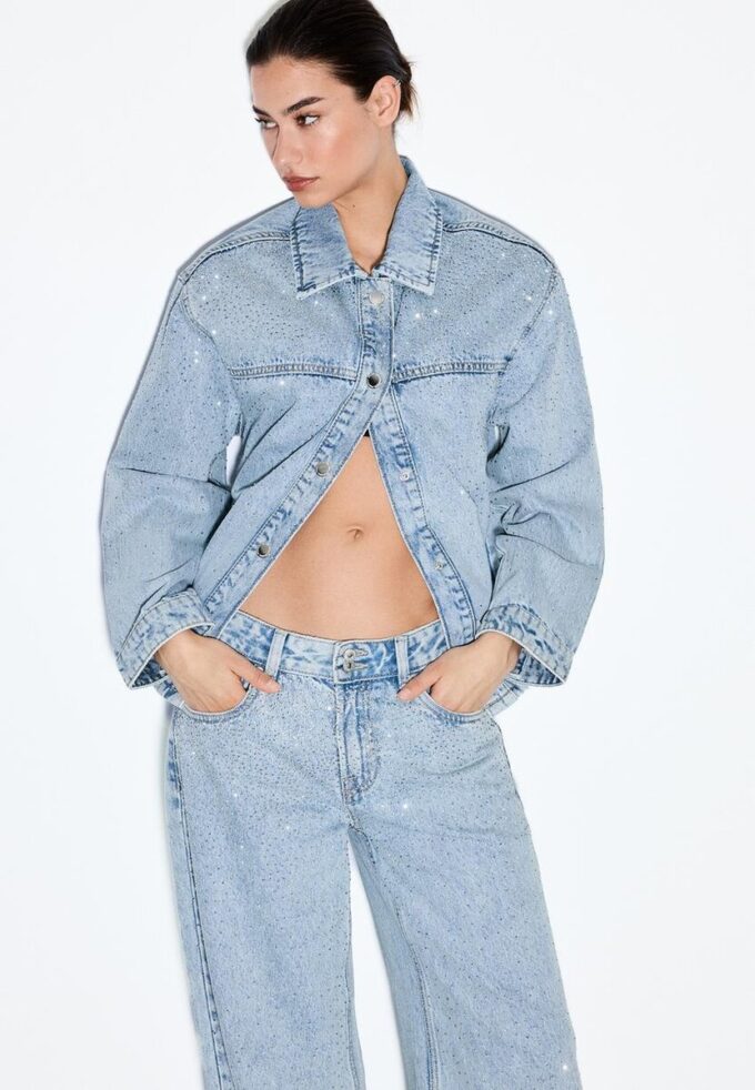 Denimjakke med påsydde lommer og rhinestones