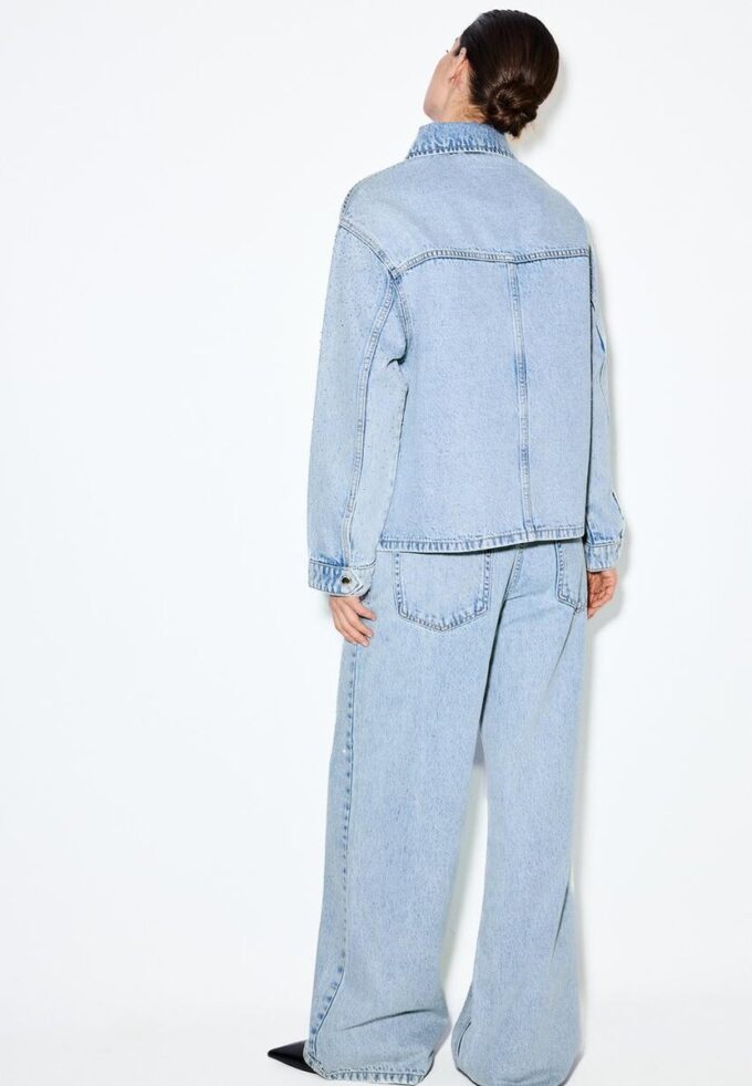 Denimjakke med påsydde lommer og rhinestones