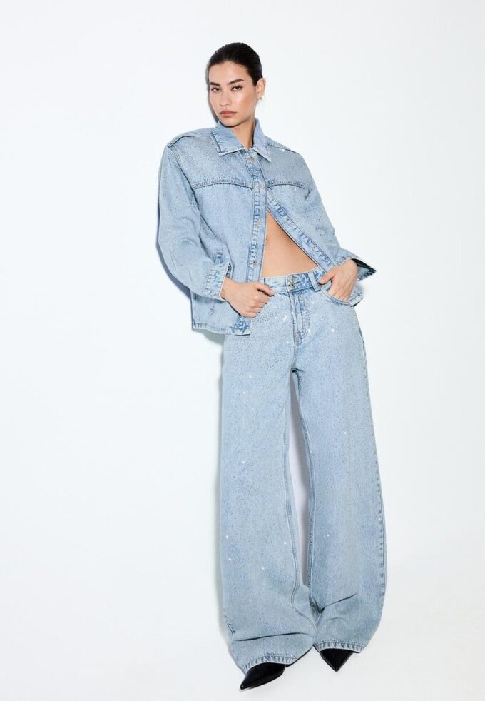 Denimjakke med påsydde lommer og rhinestones