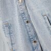Denimjakke med påsydde lommer og rhinestones