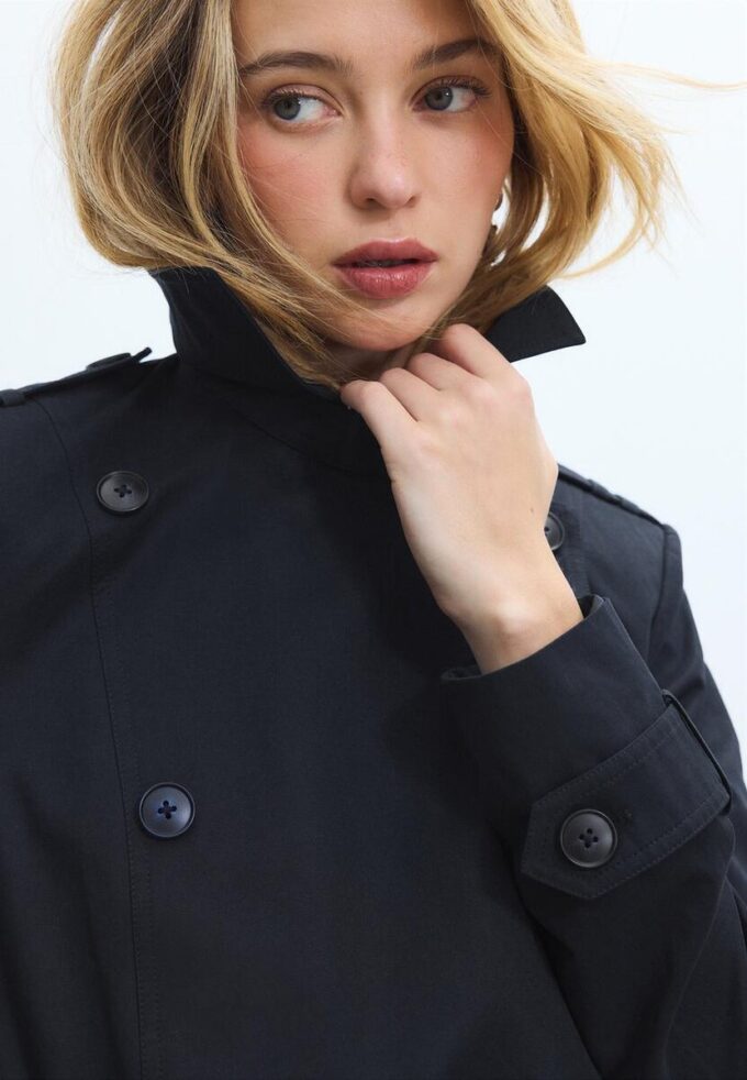 Enkel kort trenchcoat