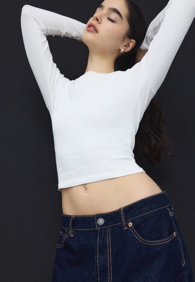 Enkel langermet bomullst-skjorte som basisplagg