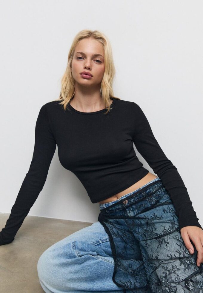 Enkel langermet bomullst-skjorte som basisplagg