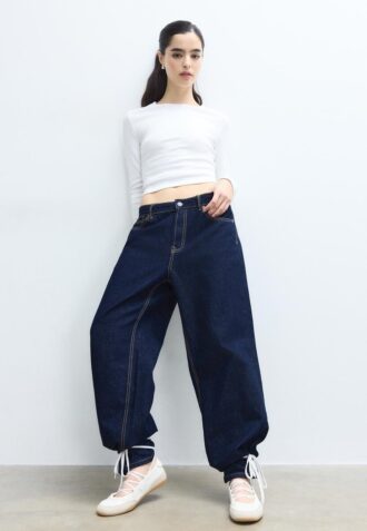 Enkel langermet bomullst-skjorte som basisplagg