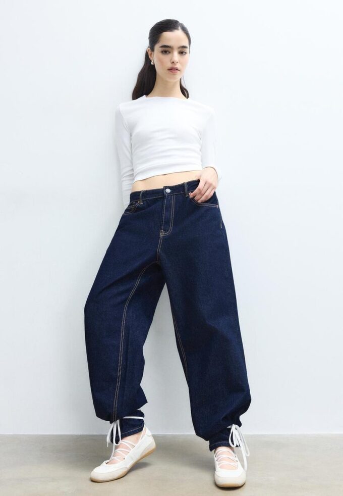 Enkel langermet bomullst-skjorte som basisplagg