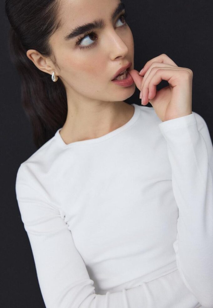 Enkel langermet bomullst-skjorte som basisplagg