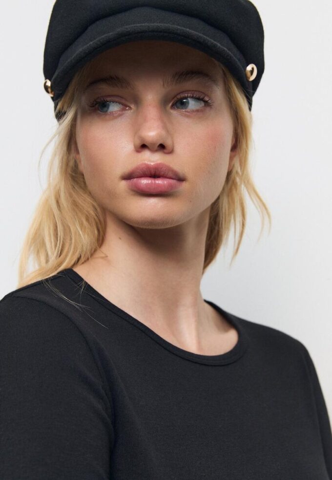 Enkel langermet bomullst-skjorte som basisplagg