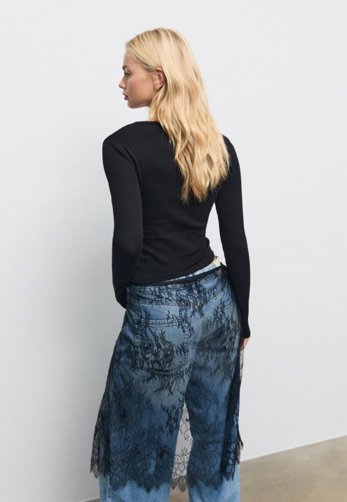 Enkel langermet bomullst-skjorte som basisplagg