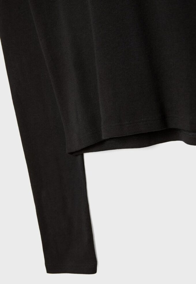 Enkel langermet bomullst-skjorte som basisplagg