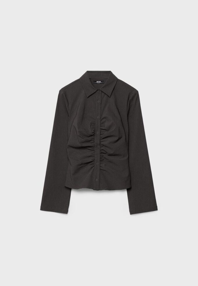 Enkel skjorte med rynker