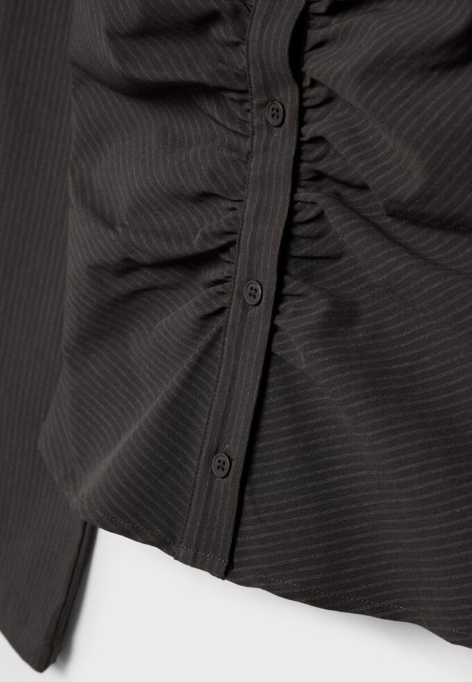 Enkel skjorte med rynker