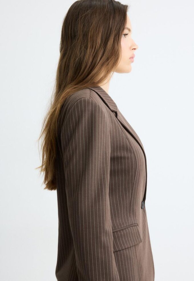 Enkel stripet strikket blazer som basisplagg