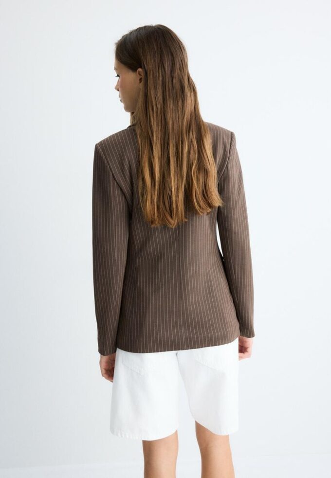 Enkel stripet strikket blazer som basisplagg