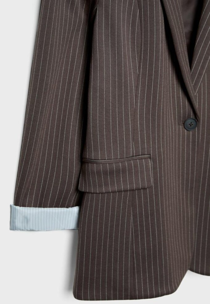 Enkel stripet strikket blazer som basisplagg