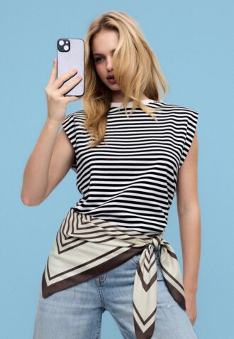 Enkel stripet T-skjorte med polstrede skuldre som basisplagg