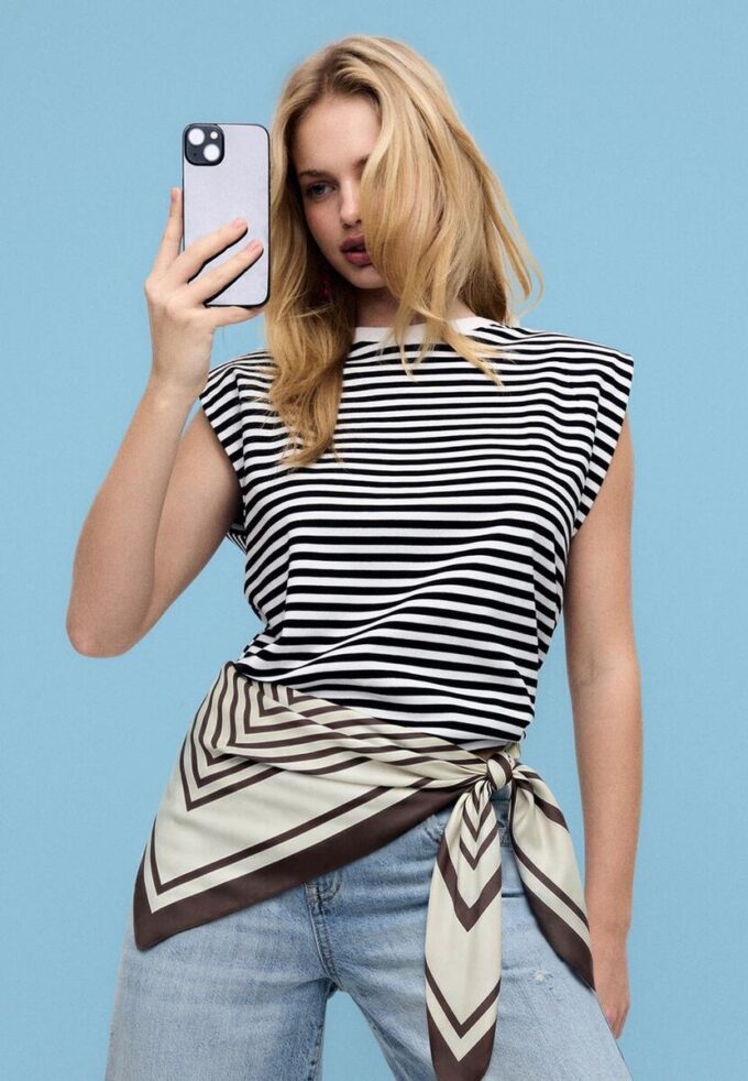 Enkel stripet T-skjorte med polstrede skuldre som basisplagg