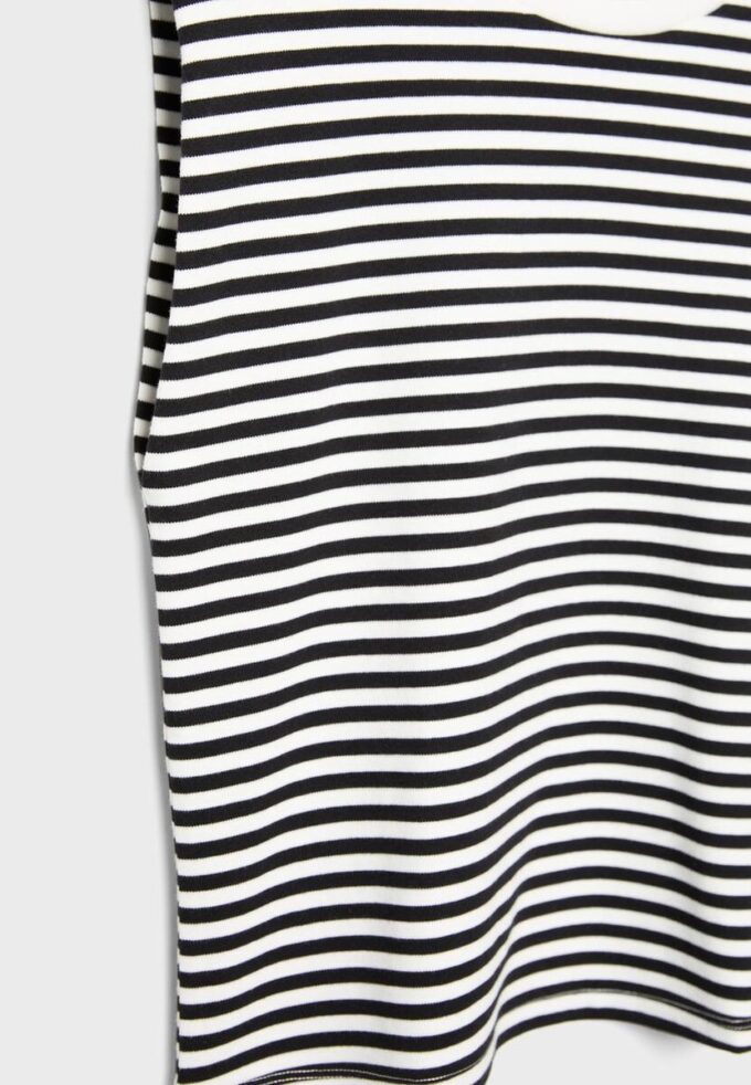 Enkel stripet T-skjorte med polstrede skuldre som basisplagg