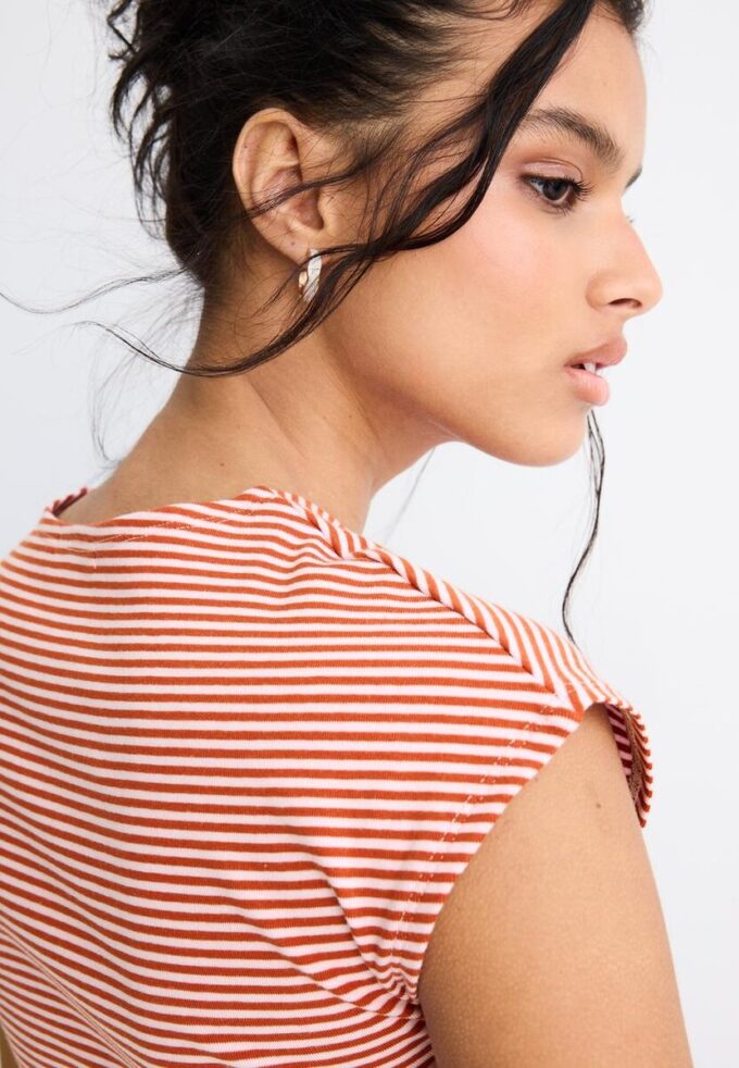 Enkel stripet T-skjorte som er et basisplagg med mini-ermer