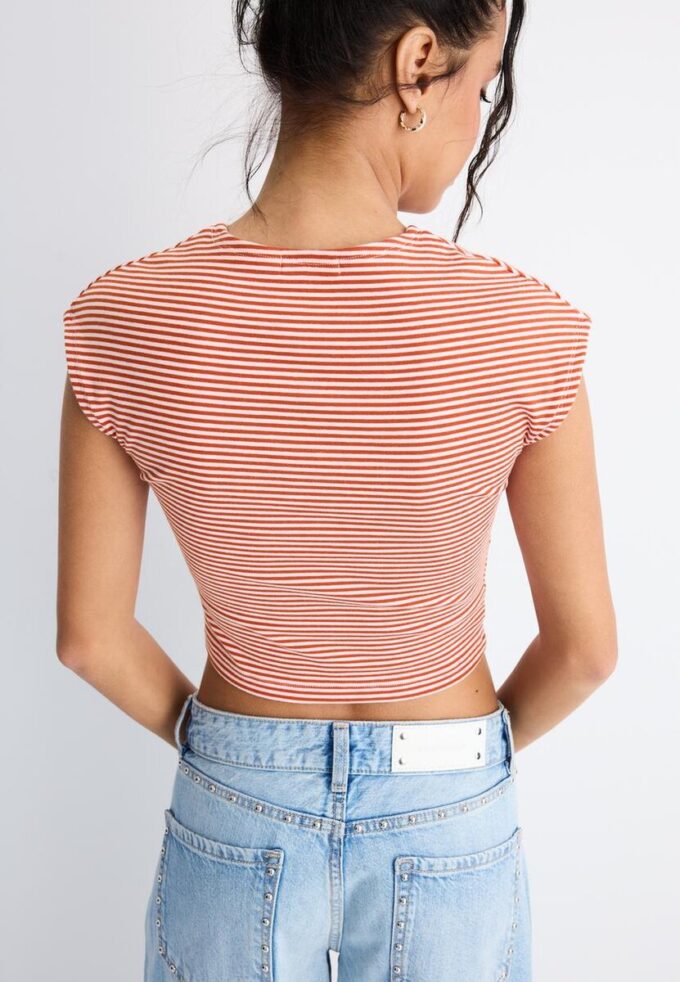 Enkel stripet T-skjorte som er et basisplagg med mini-ermer