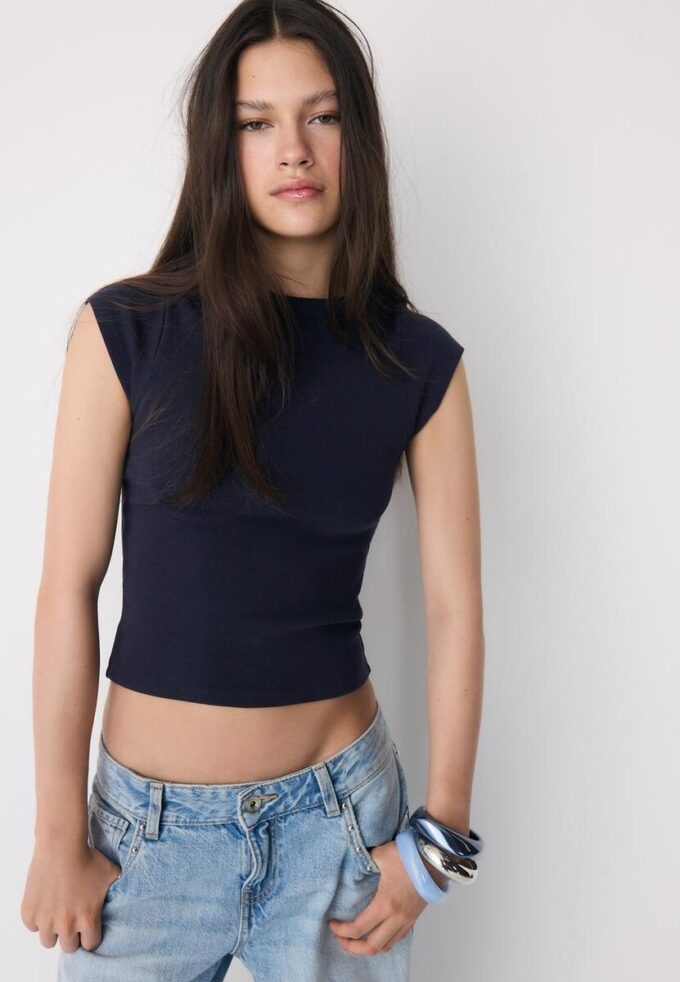 Enkel T-skjorte med båthals som basisplagg