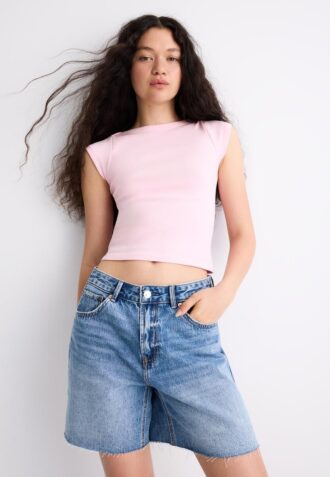 Enkel T-skjorte med båthals som basisplagg