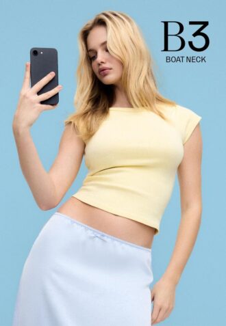 Enkel T-skjorte med båthals som basisplagg