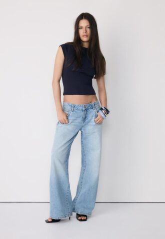 Enkel T-skjorte med båthals som basisplagg