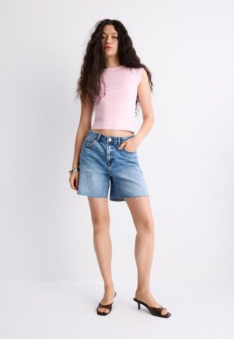 Enkel T-skjorte med båthals som basisplagg