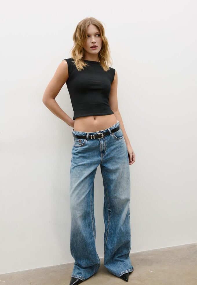 Enkel T-skjorte med båthals som basisplagg