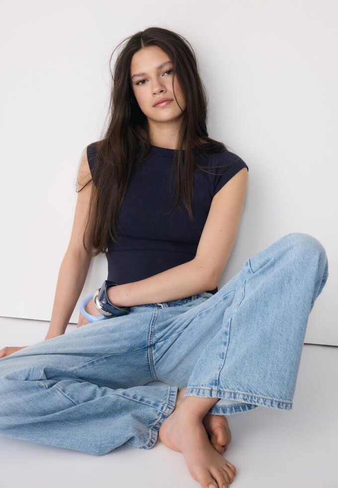 Enkel T-skjorte med båthals som basisplagg