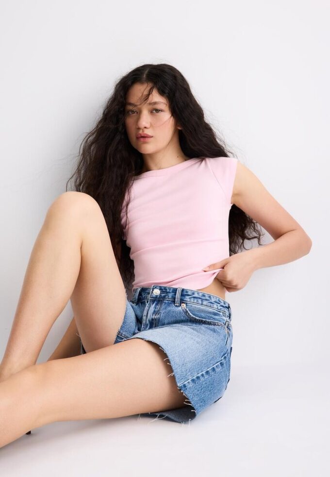 Enkel T-skjorte med båthals som basisplagg