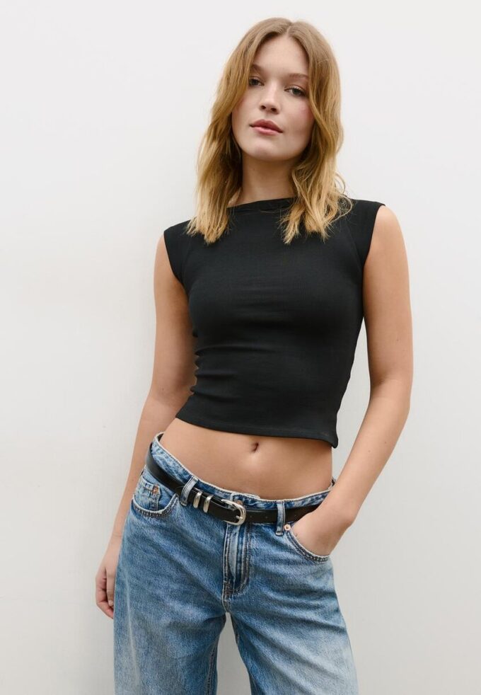 Enkel T-skjorte med båthals som basisplagg