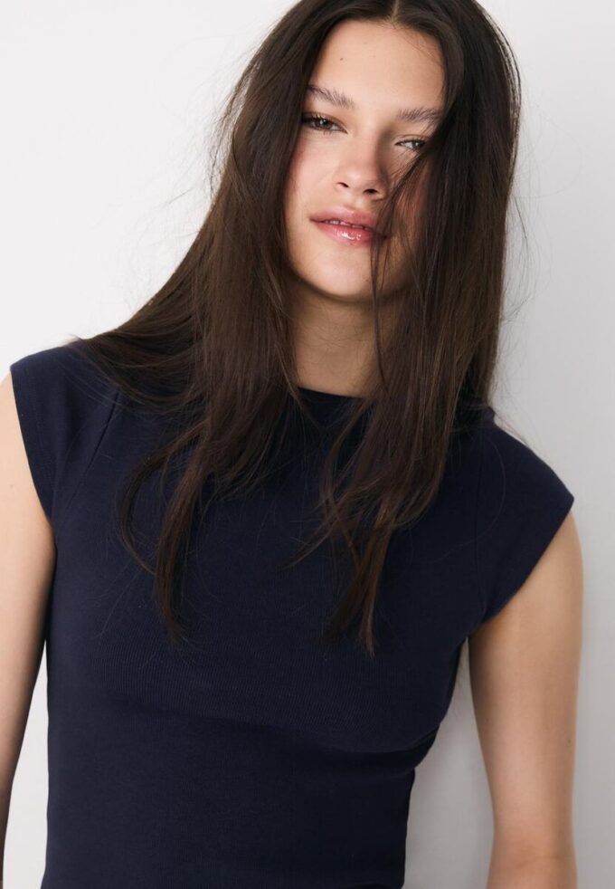 Enkel T-skjorte med båthals som basisplagg