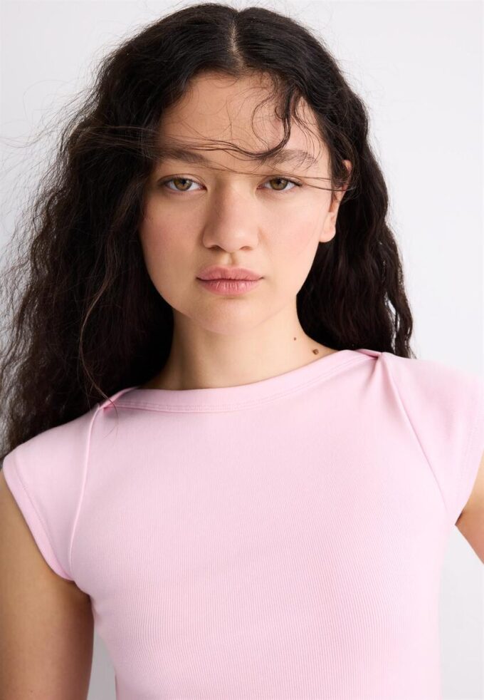 Enkel T-skjorte med båthals som basisplagg