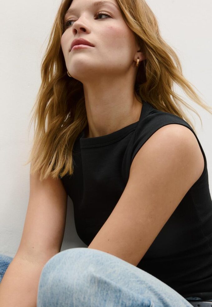 Enkel T-skjorte med båthals som basisplagg