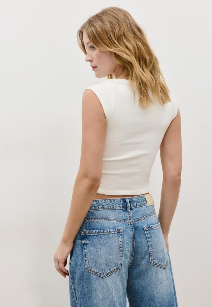 Enkel T-skjorte med båthals som basisplagg