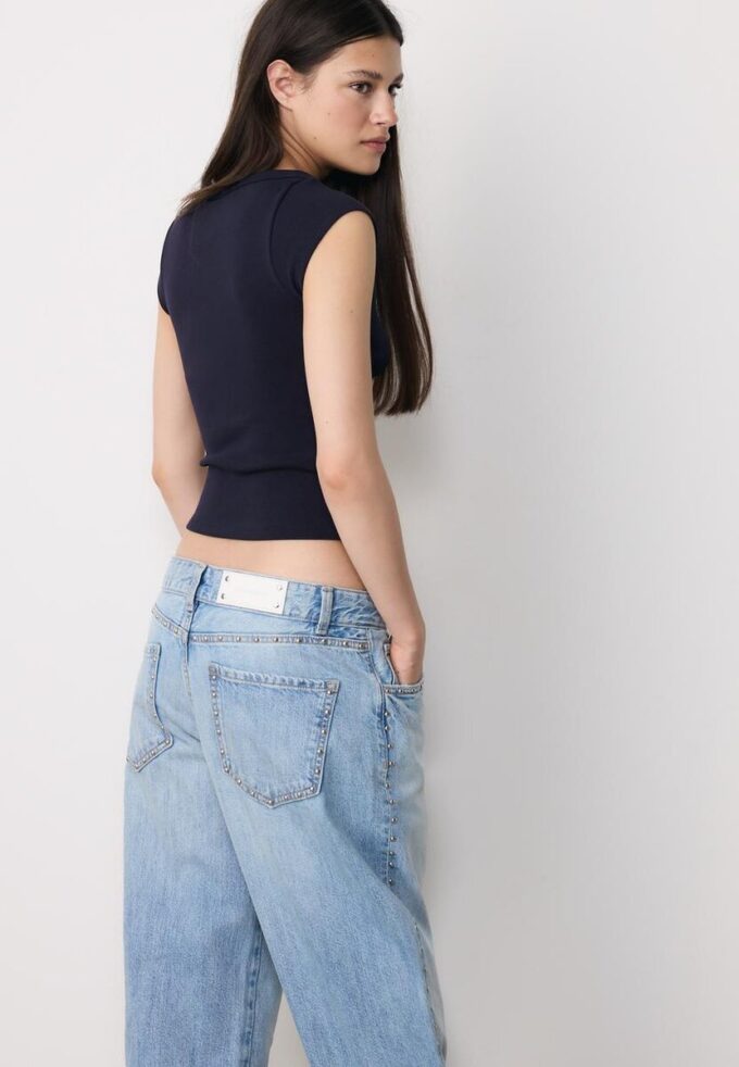 Enkel T-skjorte med båthals som basisplagg