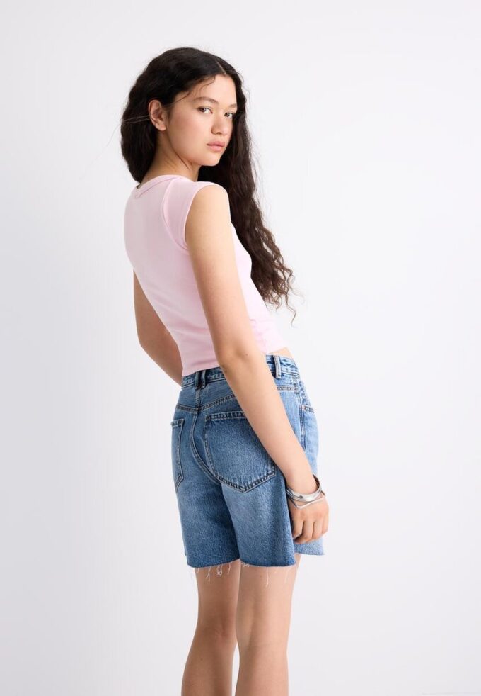 Enkel T-skjorte med båthals som basisplagg