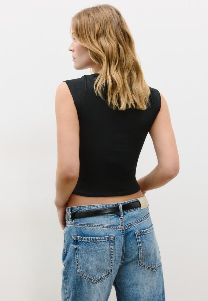 Enkel T-skjorte med båthals som basisplagg