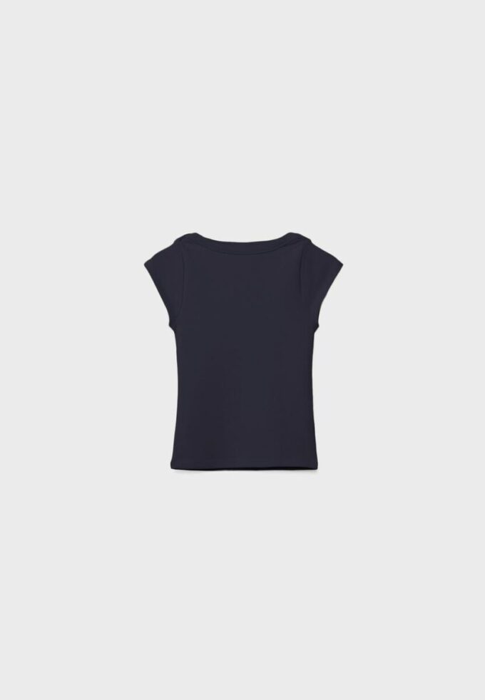 Enkel T-skjorte med båthals som basisplagg