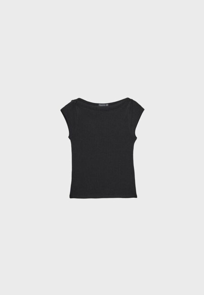 Enkel T-skjorte med båthals som basisplagg