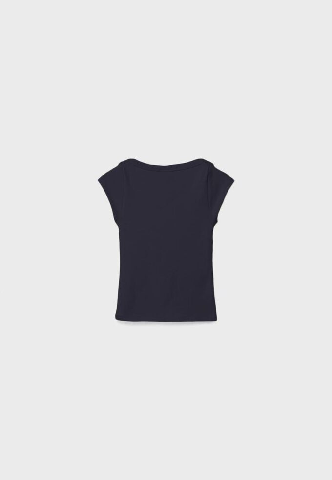 Enkel T-skjorte med båthals som basisplagg