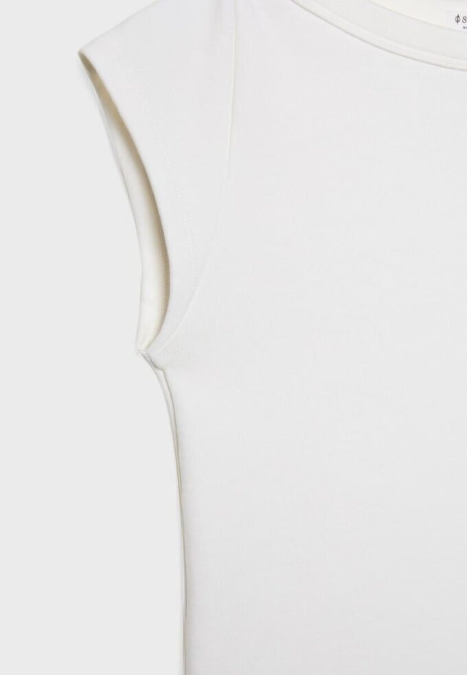 Enkel T-skjorte med båthals som basisplagg